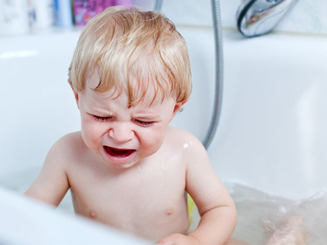 Чи можна і чи варто митися, купатися, коли хворієш без температури застудою, грипом, ГРВІ, ангіну, при болях у горлі, вухах, кашлі і нежиті у ванній, під душем? Чи можна приймати гарячу ванну, гарячий душ при грипі, кашлі і нежиті, якщо немає темпі