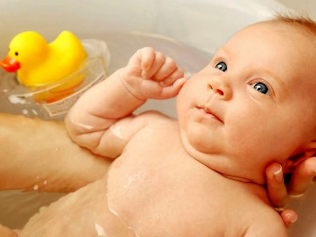 Якою повинна бути температура води для першого купання новонародженої дитини і наступних купань? Яка температура повітря повинна бути у ванній кімнаті при купання новонародженого і в дитячій кімнаті після купання дитини?