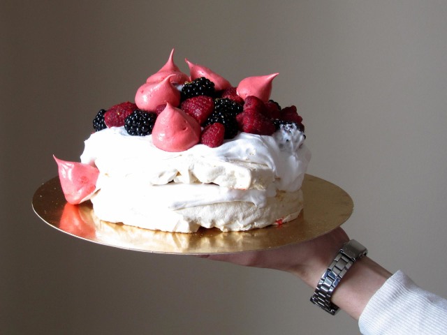 Класичний торт «Павлова»: покрокові рецепти, фото, відео. Кращі рецепти повітряного торта-безе «Анна Павлова» з полуницею, лохиною і малиною, з екзотичними фруктами, з нектаринами, з інжиром і виноградом, з сиром маскарпоне, фруктовим джемом