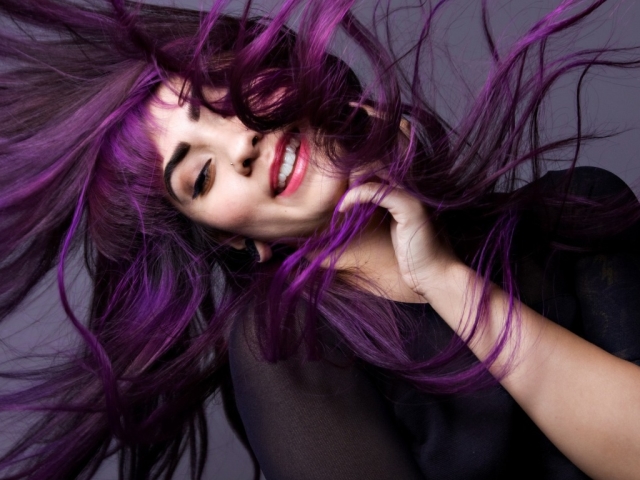 Як і чим можна красиво пофарбувати волосся у фіолетовий колір? Фарбування волосся у фіолетовий колір: правила, рекомендовані фарби, техніка фарбування пасом, кінців волосся, приклади фото з червоно-фіолетовим, фіолетово-коричневий, чорно-фіолетовим відтін