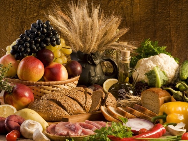 Які продукти кріплять &#8212; овочі, зелень, фрукти і ягоди, сухофрукти і горіхи, трави, напої та молочні продукти: перелік, коротка характеристика