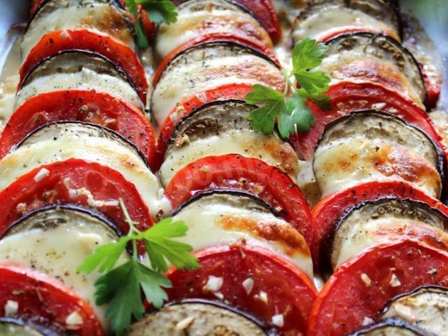 Баклажани, запечені в духовці з помідорами: 2 кращих покрокових рецепту з докладними інгредієнтами