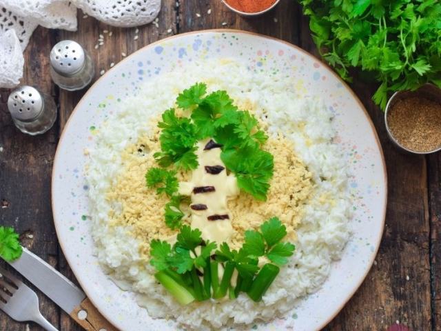 Святковий салат «Берізка»: інгредієнти і покроковий класичний рецепт з куркою і грибами, сиром шарами по порядку. Як смачно приготувати салат «Берізка» з чорносливом, горіхами, курячою печінкою: рецепти