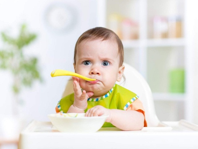 Як навчити дитину їсти ложкою самостійно: терміни, прилади, поради