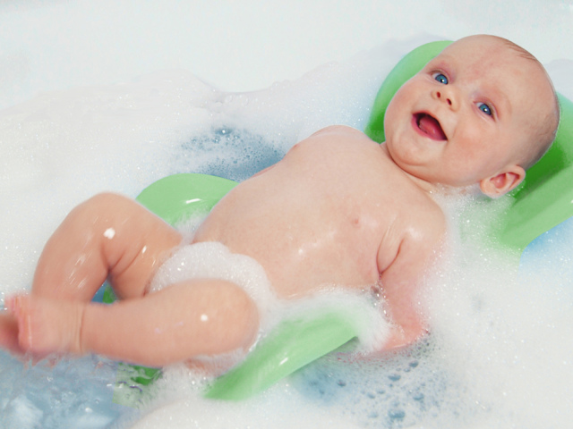 Гірка для купання новонароджених: навіщо потрібна, з якого віку потрібна, як нею користуватися? Яка краще гірка для купання малюка: пластикова або тканинна, ганчіркова?