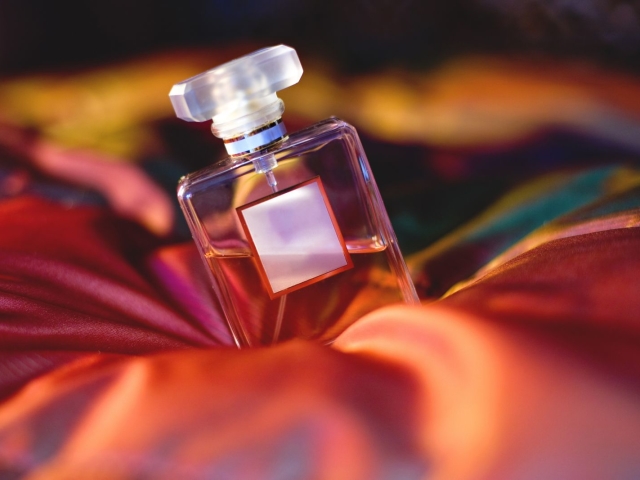 Елітні жіночі парфуми французькі, арабські для жінок: список з назвами, короткий опис ароматів. Як купити брендові парфуми з розпродажу в інтернет-магазині Ламода і Вайлдрерриз: посилання на каталог з ціною