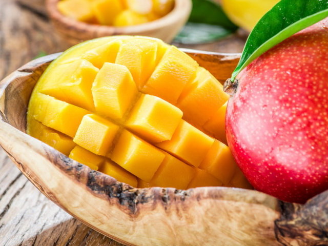 Користь манго, визначення стиглості, протипоказання до вживання. Як правильно почистити манго перед вживанням?