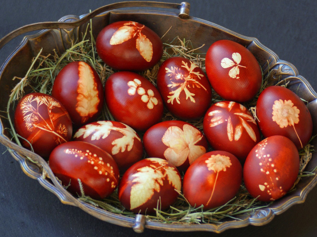 Як красиво пофарбувати яйця на Великдень в цибулинні у бордовий колір, з малюнком у вигляді листка, мармурові?