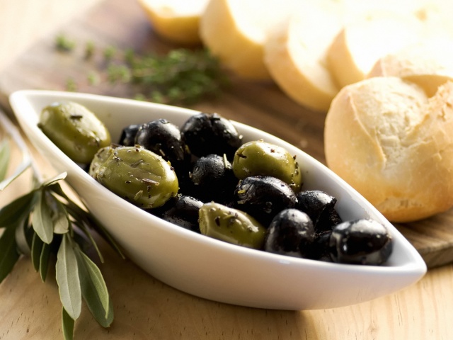 Оливки і маслини: в чому різниця, їх користь і шкоду, відмінність. Маслини і оливки &#8212; це одне і теж?