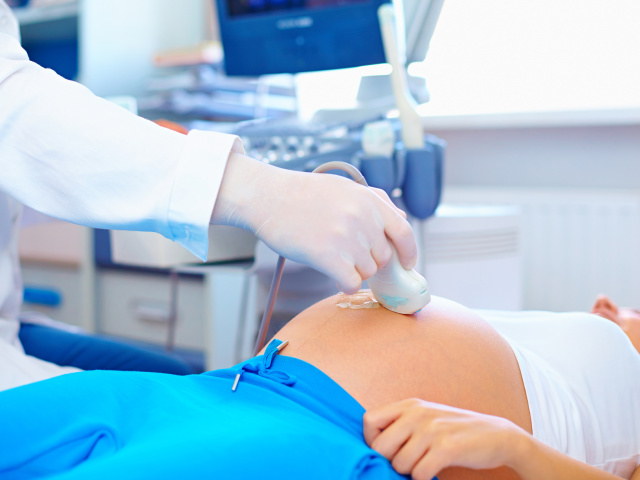 Коли можна і краще робити перше УЗД при вагітності, після перенесення ембріонів ЕКО? Перше скринінгове УЗД при вагітності: на якому терміні, скільки тижнів роблять, що показує? На якому терміні, після затримки, УЗД може показати вагітність?