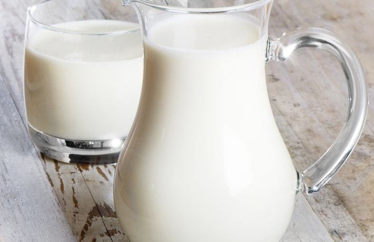 Скільки в молоці калорій коров'ячому, домашньому, з магазину, 2.5 відсотка жирності, топленому, знежиреному, сухому та згущеному, козячому, 100 мл, в одній склянці, літрі молока: таблиця. Харчова і енергетична цінність коров'ячого і козячого молока: табли