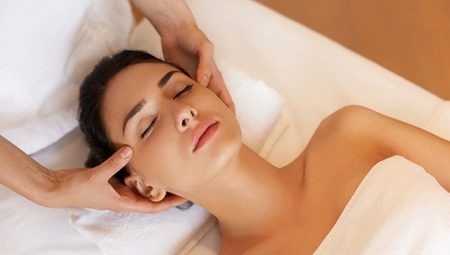 Як правильно робити масаж обличчя в домашніх умовах?