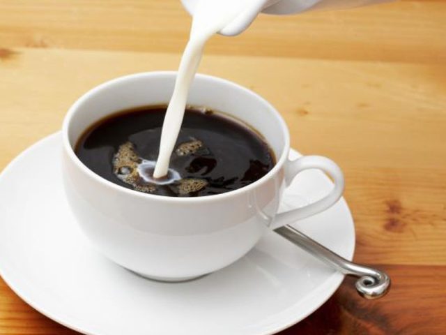 Кава з молоком: користь чи шкода? Чи можна пити каву з молоком вагітним, годуючій мамі, дітям? Рецепти кави з молоком в турці, корицею, топленим молоком, какао, медом, коньяком: опис. Кава з молоком з цукром і без цукру: калорійність на 100 грамів