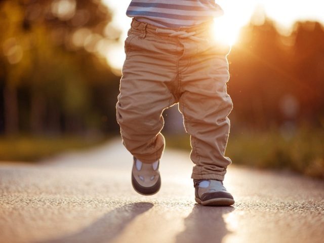 У скільки місяців діти починають ходити: допустимі строки. Чому дитина почала ходити пізніше: фактори, що впливають на процес