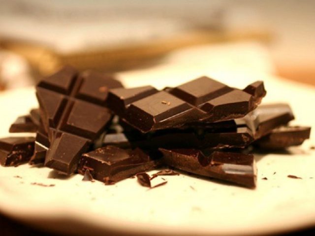 Технологія видалення шоколадного плями, кошти, які допоможуть відіпрати свіжі шоколадні плями, миючі розчини для застарілих плям від шоколаду. Як відіпрати шоколад з білою, темної, делікатною або кольорової тканини?
