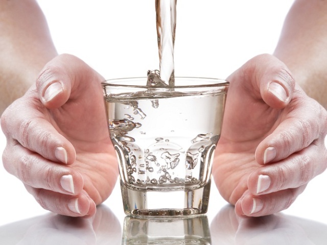 Яку цінність організму людини несе звичайна вода, і який вид води найкорисніший? Скільки потрібно і як правильно пити воду для здоров'я та схуднення? Що буде відбуватися в організмі, якщо пити дуже багато і дуже мало води в день?