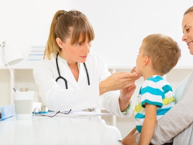 Чому дитина говорить в ніс після хвороби? Закладеність носа без нежиті, гугнявість: причини, лікування