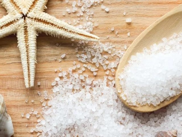 Правильне використання морської солі для розкислення огірків