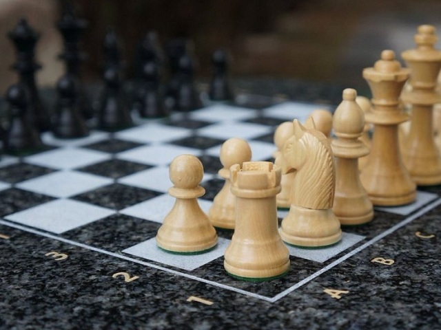Як ходять фігури в шахах? Як правильно розставити фігури на шаховій дошці? Як навчитися грати в шахи з живими гравцями: нестандартні випадки, поради, правила гри для початківців. Яка мета гри, скільки коштують фігури, що означає «крок» і «мат»