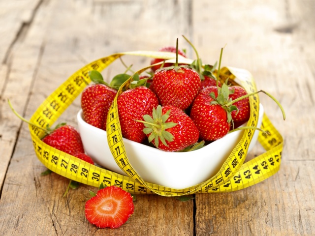 Скільки калорій в полуниці свіжої та замороженої? Можна їсти полуницю, коли худнеш? Властивості полуниці для схуднення