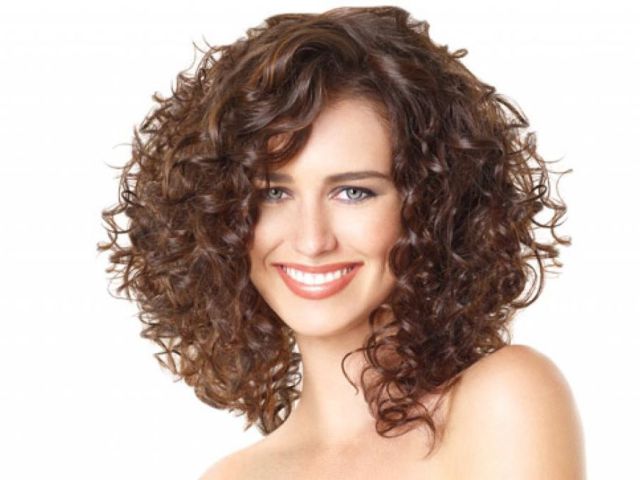 Які зачіски підходять для жіночих кучерявого волосся: на короткі, середні, довгі локони? Укладання для урочистих подій, зачіски, підходящі для жінок бальзаківського віку