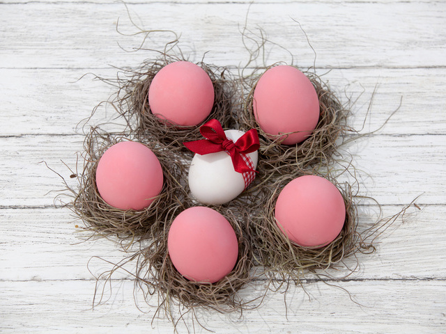 Як фарбувати великодні яйця буряком в рожевий колір?