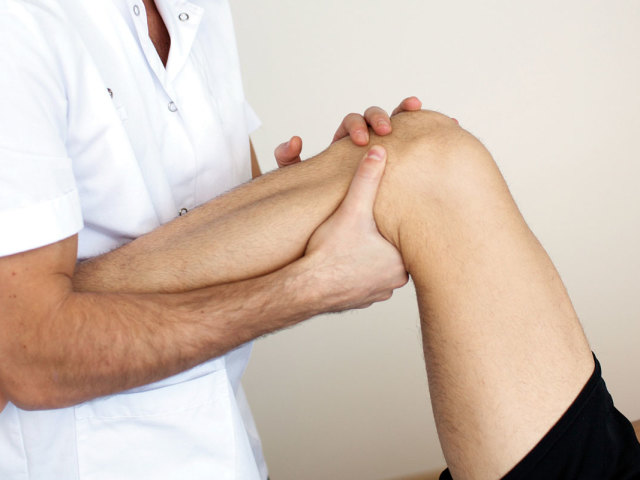 Симптоми і лікування при сини колінного суглоба. Які ліки та мазі використовувати при сини колінного суглоба?