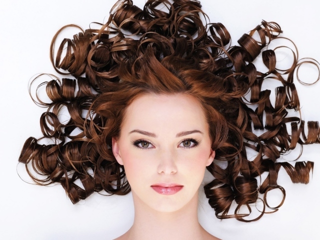 Як красиво укласти кучеряве волосся у жінок? Як підібрати зачіску для кучерявого волосся в залежності від форми обличчя?
