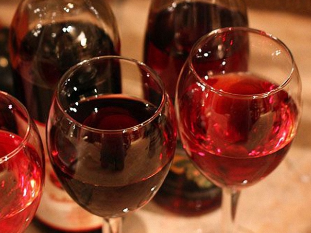 Домашнє вино з чорної смородини з малиною: рецепт