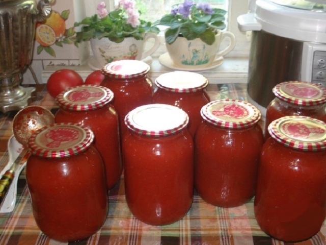 Як швидко і смачно приготувати смачний домашній томат з помідорів на зиму: самий простий і швидкий рецепт