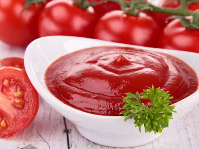 Як приготувати смачну томатну пасту без солі, гостру, з додаванням цибулі і оцту в домашніх умовах: найкращі рецепти