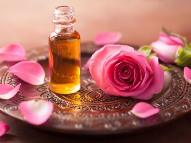 Що можна зробити з пелюсток троянд: додати у ванну, рожева сіль, ефірну олію, настій, лосьйон, натуральний освіжувач для повітря, саші для ароматизації білизни