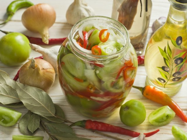 Салат із зелених помідорів на зиму: 2 кращих покрокових рецепту з докладними інгредієнтами