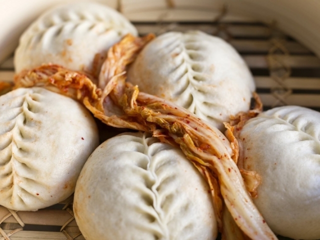 Рисові пиріжки по-корейськи: з солодкої пастою з квасолі, з капустою і свинячим м'ясом, з рибою &#8212; 3 найкращі рецепти з покроковими інгредієнтами