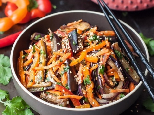 Баклажани по-корейськи швидкого приготування і на зиму: простий рецепт, з морквою, з грибами, з м'ясом, класичний рецепт, з солодким перцем і морквою