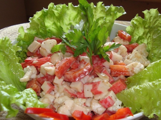 Салат з крабовими паличками і помідорами: 2 кращих і швидких рецепту з покроковим приготуванням