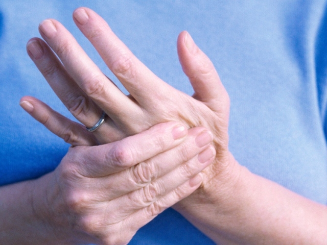 Артрит суглобів пальців: причини, симптоми, лікування. Народні рецепти при артриті пальців