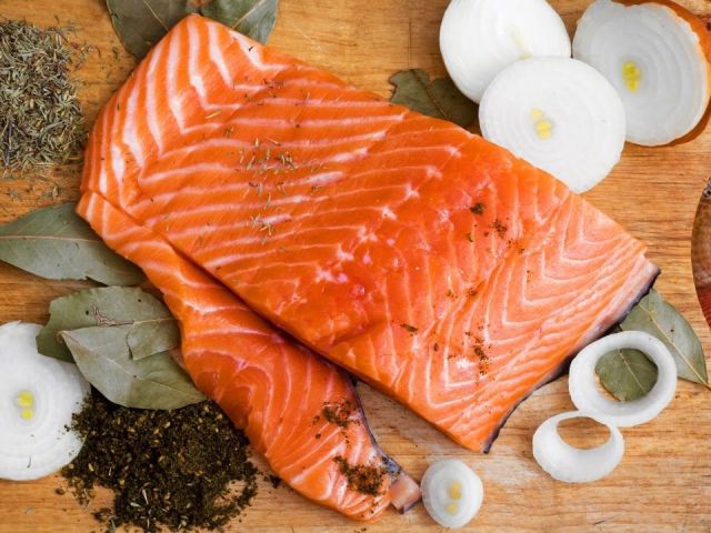 Як посолити рибу кижуч в домашніх умовах смачно сухим, мокрим способом, з цибулею і маслом: найкращі рецепти