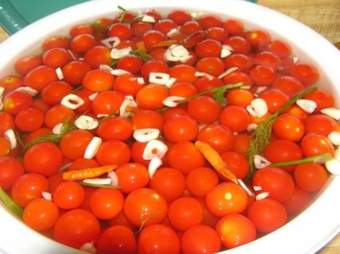 Малосольні помідори в каструлі
