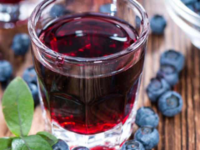 Як приготувати з ягід лохини домашнє вино, лікер, настоянку на горілці: найкращі рецепти