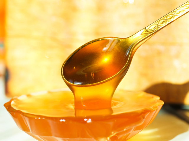 Чи можна нагрівати мед: властивості меду при нагріванні. При якій температурі мед втрачає свої корисні властивості і при якій температурі мед стає шкідливим? Що відбувається з медом при нагріванні? Як відрізнити нагрітий мед?