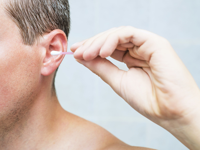 Лущиться шкіра, свербить у вухах всередині, зовні, на мочці вуха, за вухом у дорослих і дітей: причини, лікування. За вухом лущиться шкіра, тріскається, покривається скоринкою і мокне: причини, як лікувати медикаментозно і народними засобами?