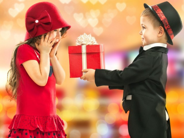 Що подарувати дитині дівчинці на Новий рік: ідеї подарунків, фото. Який подарунок подарувати маленькій дівчинці, першокласниці, підлітку на Новий рік? Що подарувати дівчині на Новий рік недорого: ідеї недорогих подарунків, іграшок