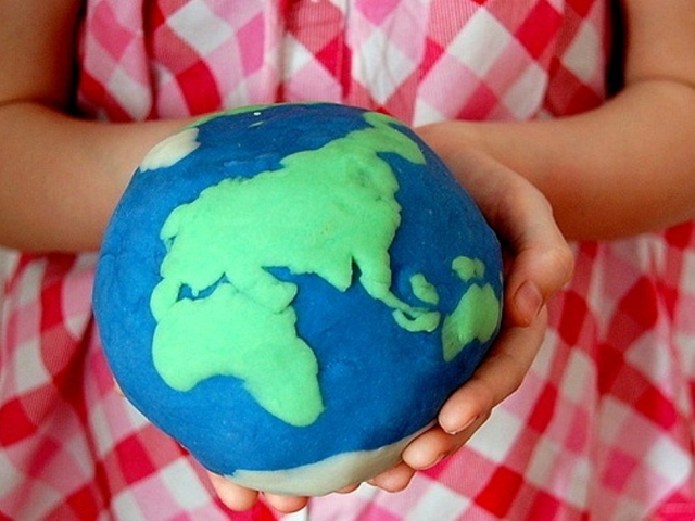 Виріб &#8212; модель земної кулі, глобус з пластиліну своїми руками з дитиною: покрокова інструкція, опис, відео, фото. Як зробити глобус з пластиліну і дроту, ниток поетапно? Кращі вироби глобуса своїми руками: фото