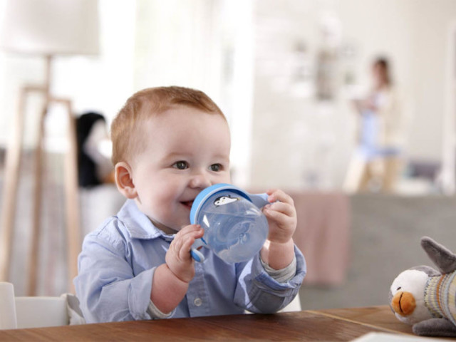 В якому віці починати навчати дитину пити з посуду? Як вибрати поїльник, чашку і привчити пити з неї дитину? Які можуть бути труднощі і як їх оминути?