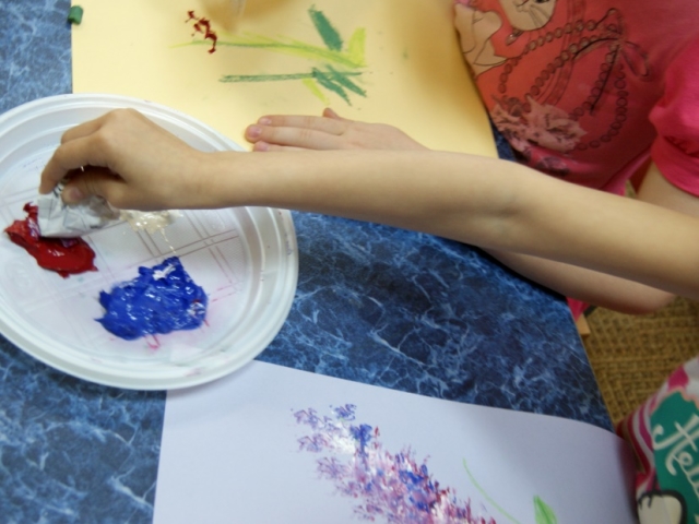 Техніка малювання м'ятою папером в дитячому садку, школі: майстер клас. Як намалювати м'ятою папером квіти, бузок, пейзаж, весну, кульбаба?