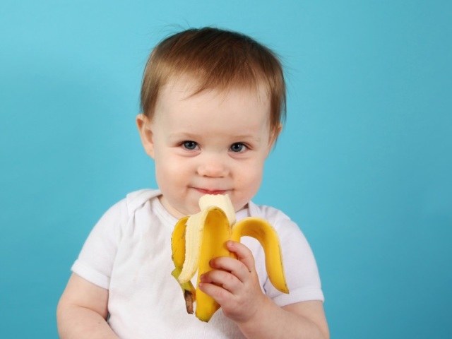 Зі скількох місяців можна давати дитині свіжий банан і бананове пюре в прикорм? Викликає банан алергію у дітей? Як вибрати банан для немовляти? Як приготувати бананове пюре для немовляти: рецепт