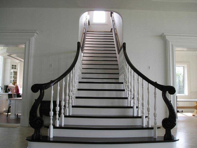 Народні прикмети про сходами: зустріч на сходах, впасти, взяти через сходи, сидіти навпроти сходів &#8212; роз'яснення найпопулярніших прийме