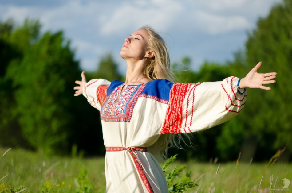 славняка в національному одязі зустрічає схід сонця у час літнього сонцестояння