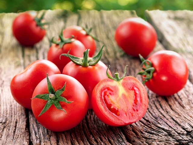 Які вітаміни є в помідорах: корисні вітамінно-мінеральні елементи і шкідливі речовини
